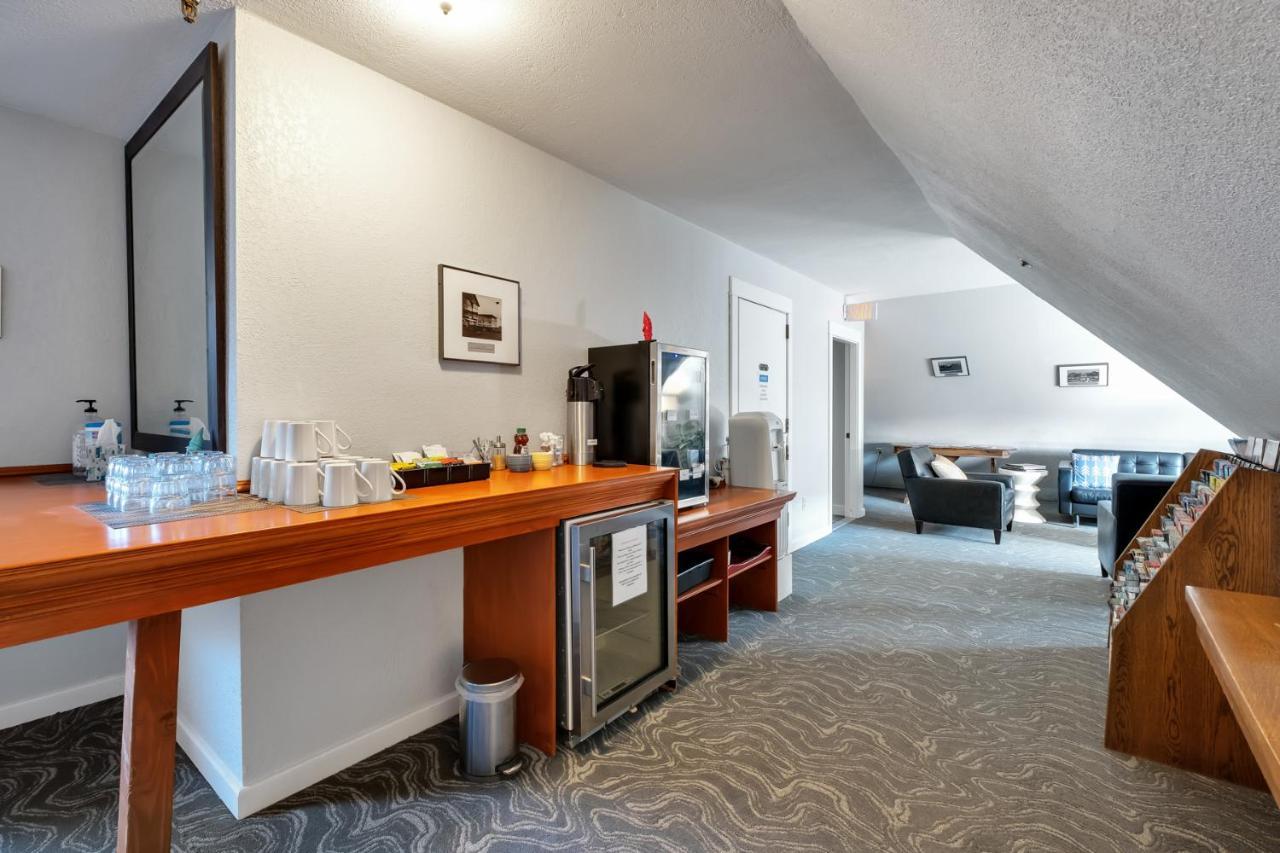 College Inn Hotel Seattle Exterior photo